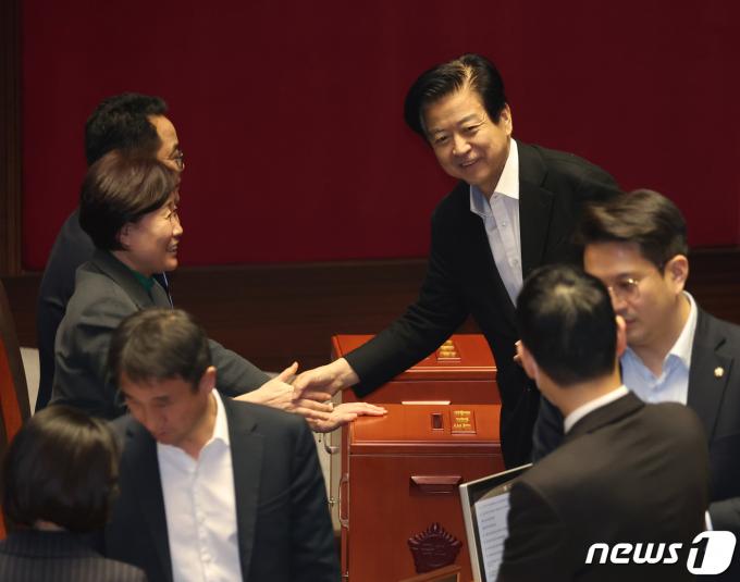 [사진] '쌍특검법' 투표하는 노웅래 의원