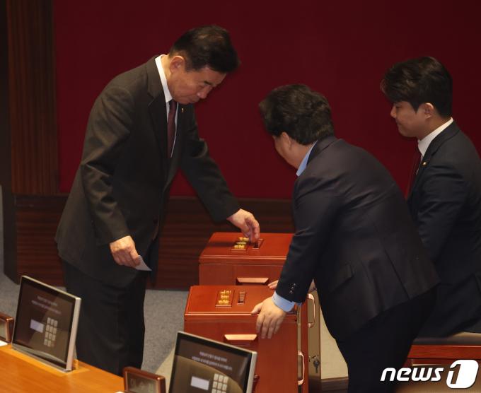 [사진] '쌍특검법' 투표하는 김진표 국회의장