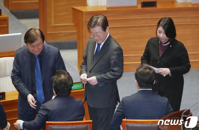 [사진] 쌍특검법 투표하는 이재명 대표