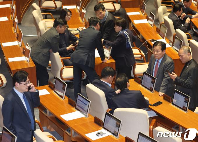 [사진] '쌍특검법' 투표 마친 민주당 의원들