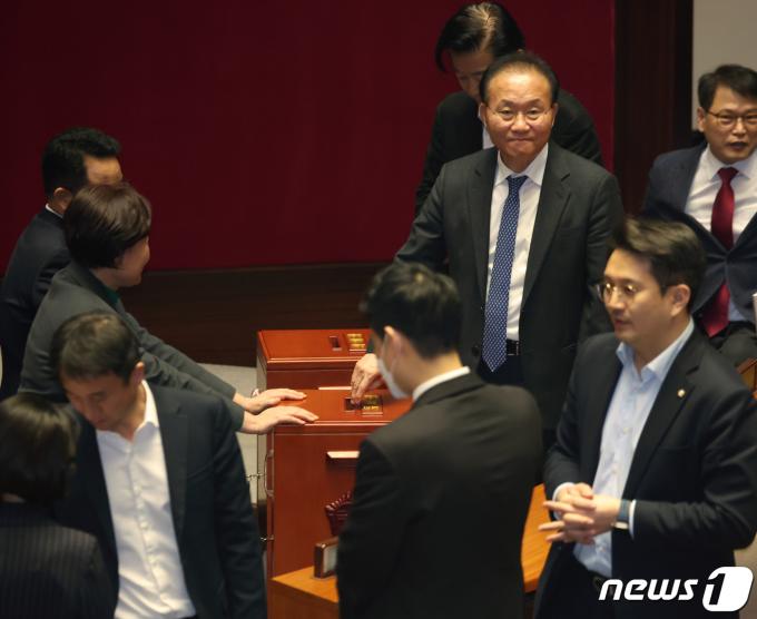 [사진] '쌍특검법' 투표하는 윤재옥 원내대표