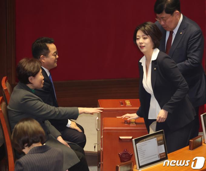 [사진] '쌍특검법' 투표하는 배현진 의원