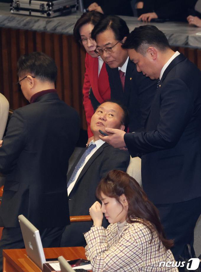 [사진] 쌍특검법 개표 기다리는 윤재옥 원내대표