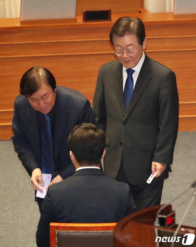 [사진] 쌍특검법 투표하는 이재명 대표