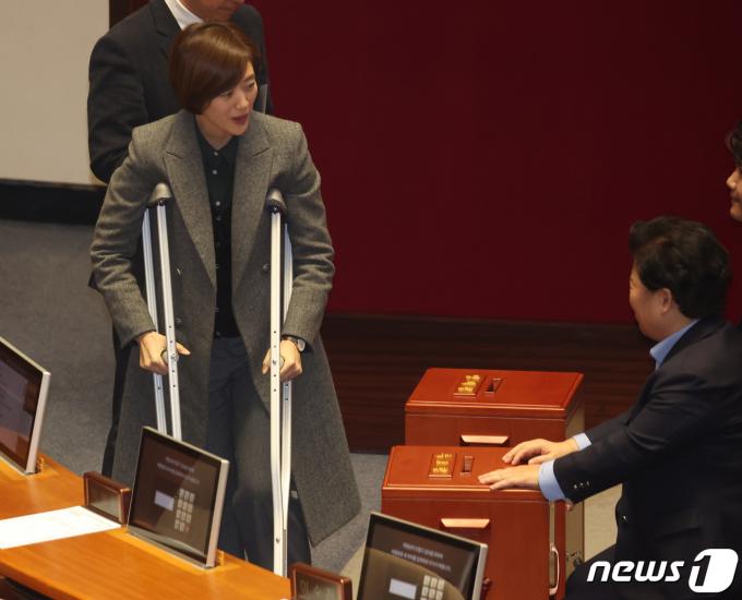 [사진] '쌍특검법' 투표하는 고민정 의원