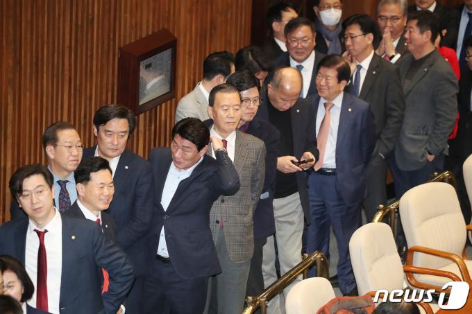 [사진] 쌍특검법 투표하는 여야 의원들
