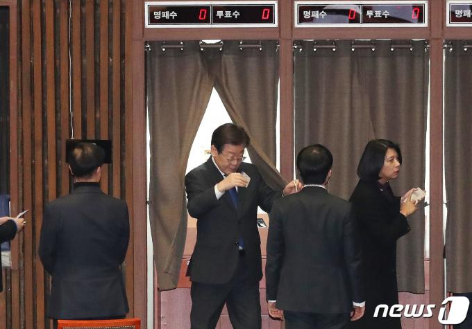 [사진] 쌍특검법 투표하는 이재명 대표