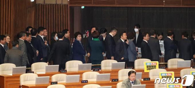 [사진] 쌍특검법 투표하는 민주당 의원들