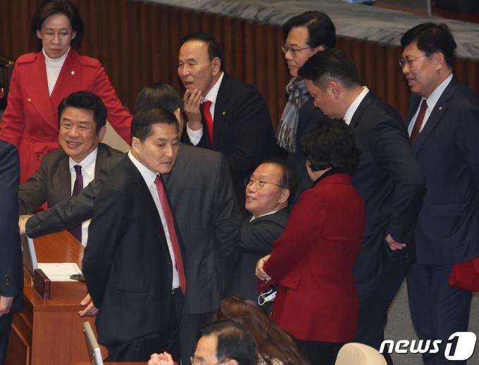 [사진] 미소 짓는 국민의힘 의원들