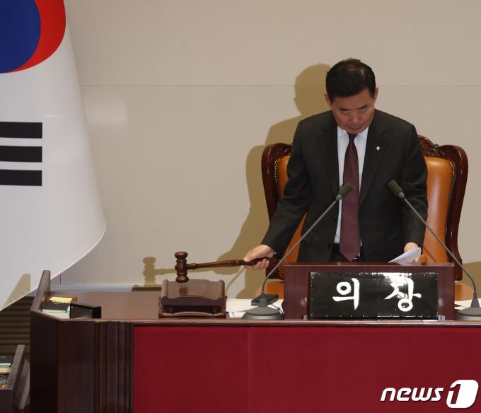 [사진] '쌍특검법' 부결 알리는 김진표 국회의장