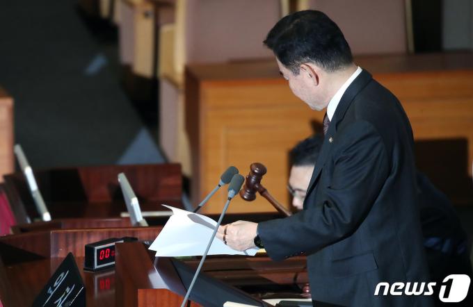 [사진] 의사봉 두드리는 김진표 국회의장