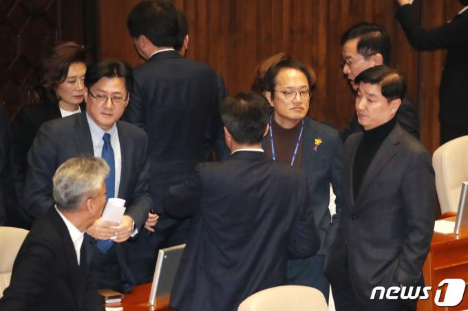 [사진] 쌍특검법 부결에 아쉬원 민주당 의원들
