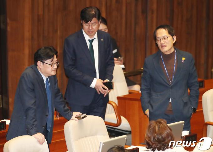 [사진] 초조한 민주당 의원들