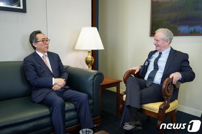 [사진] 크리스 밴 홀런 미 상원 동아태소위원장 만나는 조태열 외교부 장관