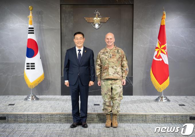 [사진] 크리스토퍼 카볼리 나토 동맹작전사량관 만나는 신원식 장관