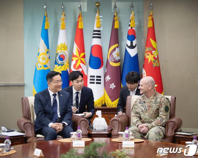 [사진] 나토 동맹작전사량관 만나는 신원식 국방부 장관