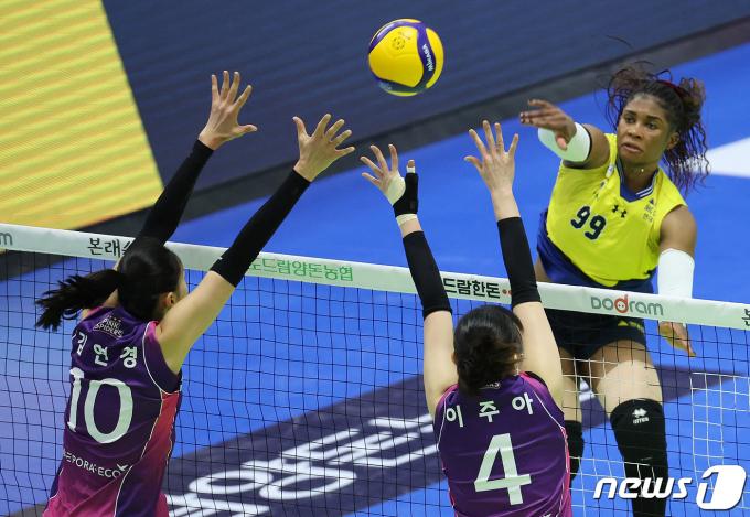 12일 오후 경기도 수원시 장안구 수원실내체육관에서 열린 ‘2023-2024 도드람 V리그’ 현대건설과 흥국생명의 경기에서 현대건설 모마가 공격을 하고 있다. 2024.2.12/뉴스1 ⓒ News1 이재명 기자