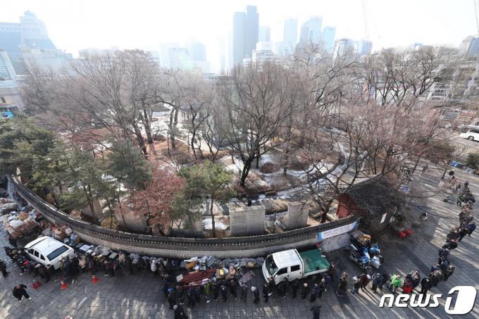 갑진년(甲辰年) 새해 첫날인 1일 서울 종로구 탑골공원 원각사 무료 급식소를 찾은 어르신들이 급식을 받기 위해 줄을 서 있다. 2024.1.1/뉴스1 ⓒ News1 신웅수 기자