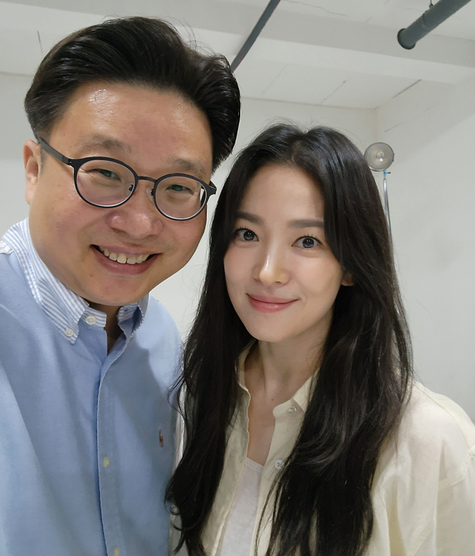 배우 송혜교(오른쪽)와 서경덕 성신여대 교수가 삼일절을 기념해 여성 최초의 의병장 '윤희순' 영상을 다국어로 제작해 국내외에 공개했다. / 사진=서경덕 교수