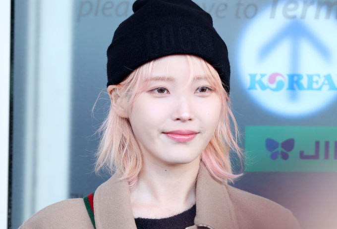 가수 아이유가 지난 1월11일 구찌 2024 F/W 남성 패션쇼 참석을 위해 인천국제공항을 통해 이탈리아 밀라노로 출국하고 있다./사진=뉴시스