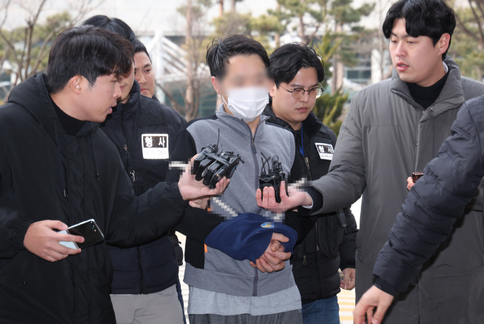 설 연휴 술에 취해 모친을 살해한 30대 A씨가 지난 2월11일 경기 고양시 의정부지방법원 고양지원에서 열린 구속 전 피의자 심문(영장실질심사)에 출석하고 있다./사진=뉴스1