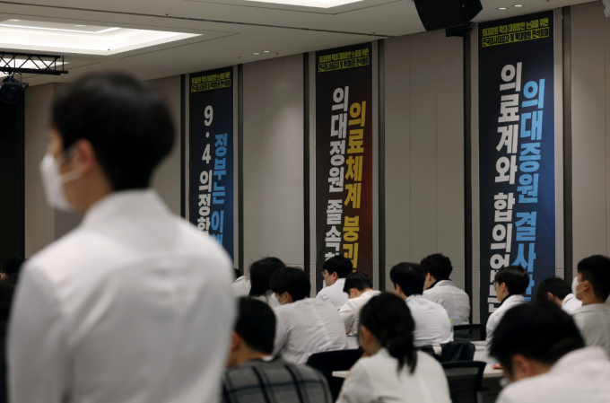  지난 2월20일 서울 대한의사협회에서 열린 대한전공의협의회 긴급 임시대의원총회에서 의사가운을 입은 전공의들이 총회 시작을 기다리고 있다./사진=뉴시스 