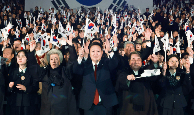  윤석열 대통령이 1일 서울 중구 유관순기념관에서 열린 제105주년 3·1절 기념식에서 만세삼창을 하고 있다. /사진=대통령실통신사진기자단(뉴시스)