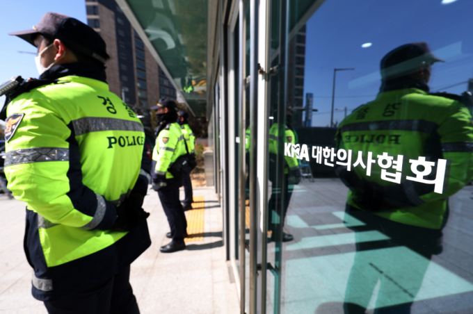  1일 서울경찰청 공공범죄수사대는 이날 오전부터 김택우 대한의사협회 의대정원증원저지비상대책위원장 등에 대한 압수수색 영장을 집행하고 있다. 이날 오후 경찰이 서울 용산구 의사협회 회관에서 출입을 통제하고 있다./사진=뉴시