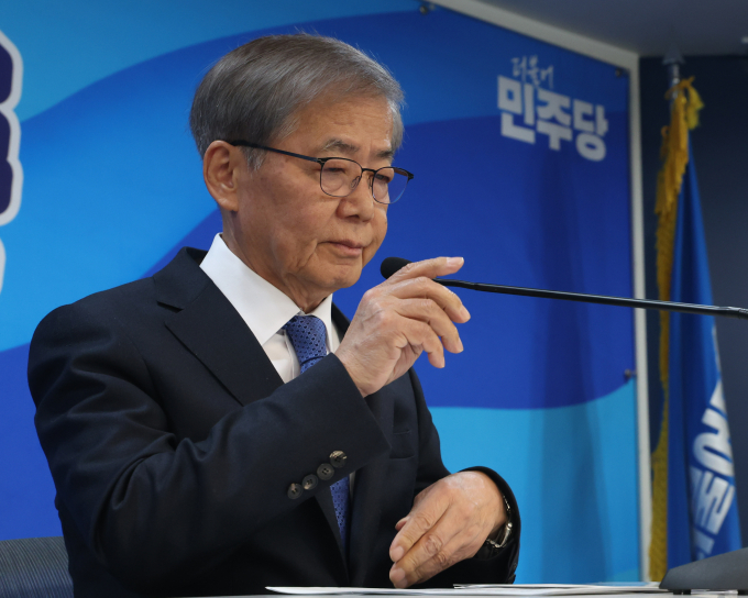 임혁백 더불어민주당 공천관리위원장이 1일 서울 여의도 중앙당사에서 공천 심사 결과 발표를 하고 있다. / 사진=뉴스1