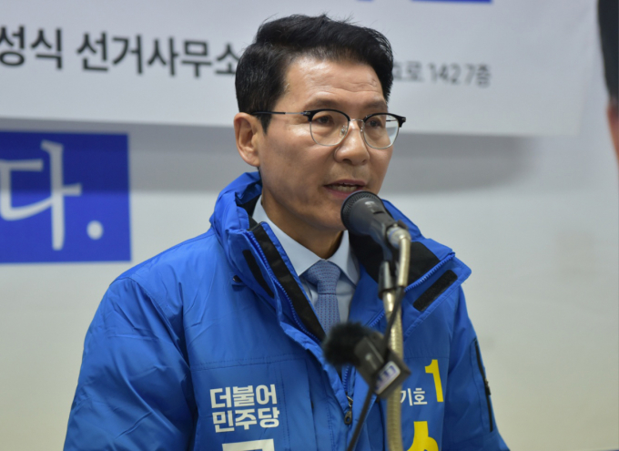 신성식 더불어민주당 전남 순천·광양·곡성·구례갑 예비후보가 지난 1월18일 연향동 선거사무소에서 기자회견을 열어 발언을 하고 있다./사진=뉴스1