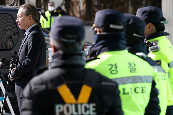 주수호 의대정원 증원 저지를 위한 대한의사협회 비상대책위원회 언론홍보위원장이 1일 오후 서울 용산구 대한의사협회 회관 앞에서 압수수색 관련 브리핑을 하고 있다. / 사진=뉴스1