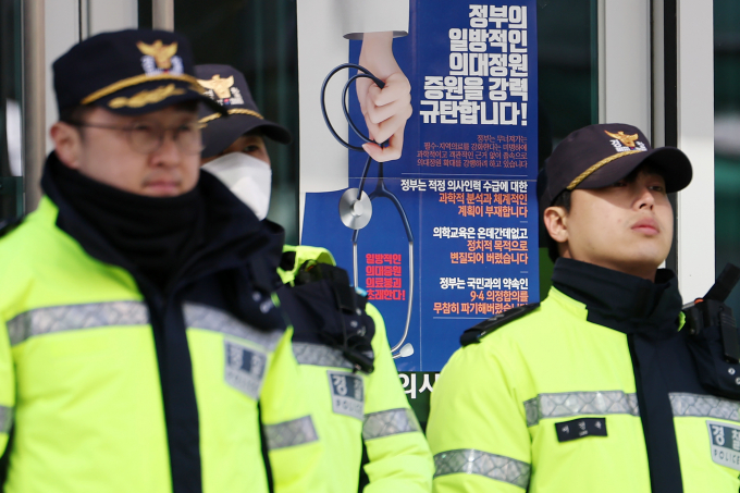 1일 오후 서울 용산구 의사협회 회관 앞에서 경찰이 출입을 통제하고 있다. / 사진=뉴스1