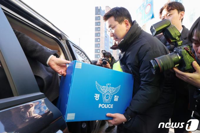 1일 오후 서울 용산구 대한의사협회 회관에서 압수수색을 마친 경찰이 압수품을 차량으로 옮기고 있다. 서울경찰청 공공범죄수사대는 이날 오전부터 김택우 대한의사협회 의대정원증원저지비상대책위원장(강원도의사회장) 등에 대한 압수수색을 실시했다. 2024.3.1/뉴스1 ⓒ News1 민경석 기자