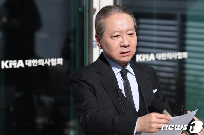 주수호 의대정원 증원 저지를 위한 대한의사협회 비상대책위원회 언론홍보위원장이 1일 오후 서울 용산구 대한의사협회 회관 앞에서 압수수색 관련 브리핑을 하고 있다. 2024.3.1/뉴스1 ⓒ News1 민경석 기자