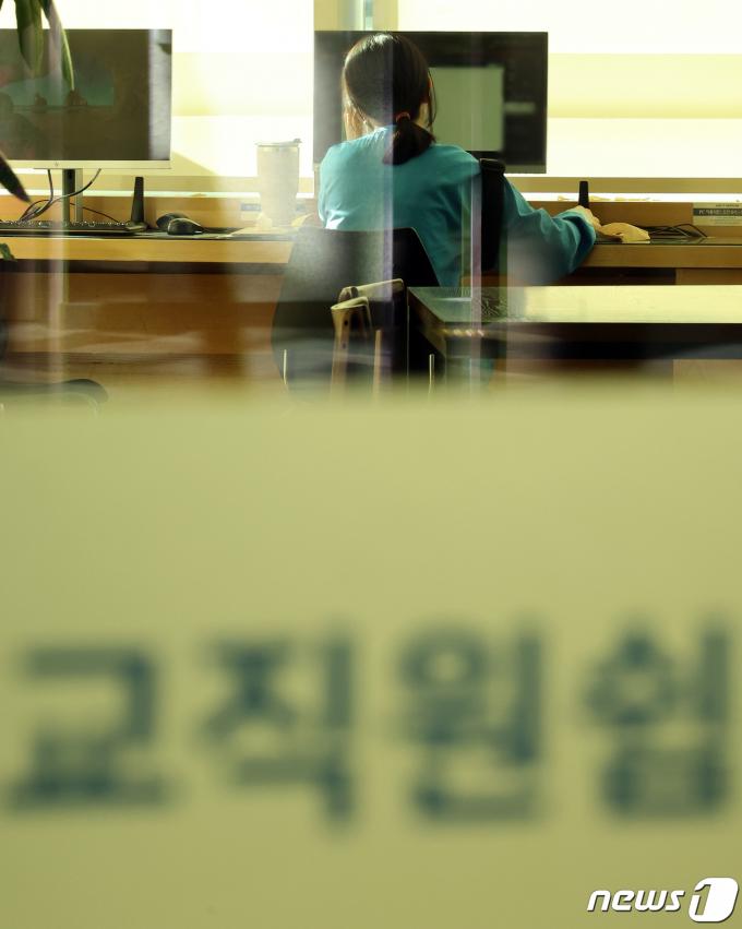 경찰이 업무방해 등 혐의로 고발된 의사단체 전현직 집행부 5명에 대해 강제 수사에 착수를 시작한 1일 오후 서울 시내 한 대학병원에서 의료진이 교직원 쉼터에서 휴식을 취하고 있다. 서울경찰청 공공범죄수사대는 이날 오전부터 김택우 대한의사협회 의대정원증원저지비상대책위원장(강원도의사회장) 등에 대한 압수수색 영장을 집행 중이라고 밝혔다. 2024.3.1/뉴스1 ⓒ News1 김진환 기자