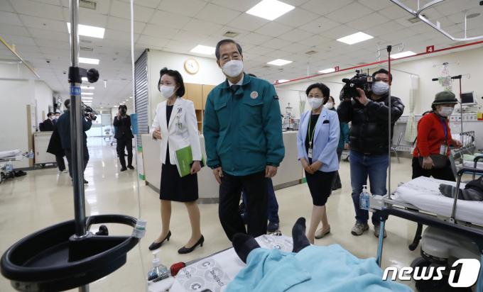한덕수 국무총리가 1일 오전 서울 송파구 중앙보훈병원을 응급실을 방문해 현장점검을 하고 있다. (
