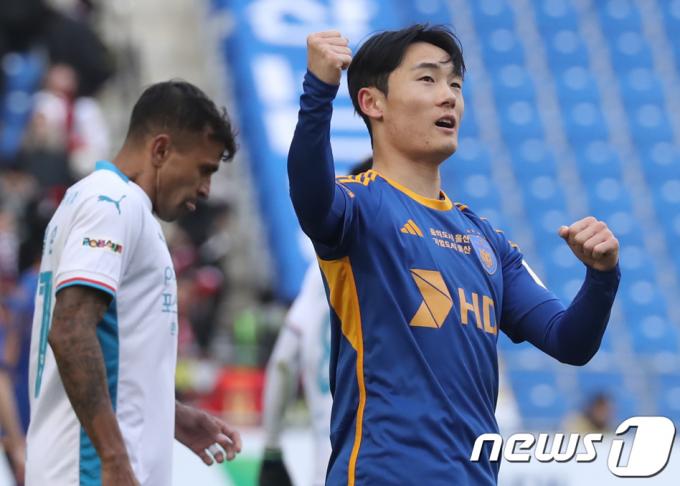 1일 오후 울산 문수축구경기장에서 열린 프로축구 '하나원큐 K리그1 2024' 울산 HD와 포항 스틸러스의 경기에서 울산 엄원상이 주먹을 불끈 쥐고 있다. 2024.3.1/뉴스1 ⓒ News1 조민주 기자