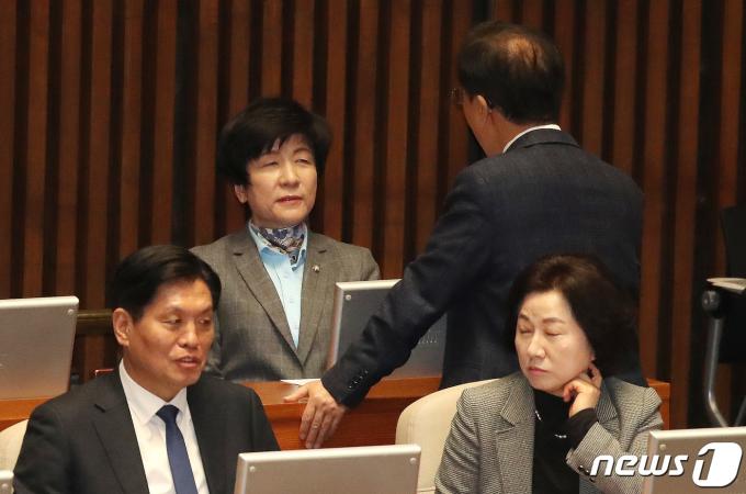 김영주 국회부의장이 29일 오후 서울 여의도 국회에서 열린 제413회 국회(임시회) 제6차 본회의에서 이야기를 나누고 있다. 2024.2.29/뉴스1 ⓒ News1 임세영 기자