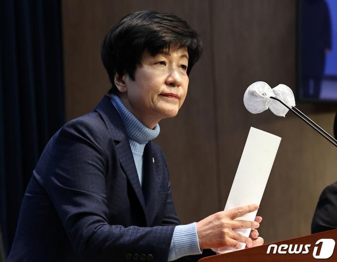 김영주 국회부의장이 19일 오후 서울 여의도 국회 소통관에서 더불어민주당 탈당 기자회견을 마치고 회견장을 나서고 있다. 2024.2.19/뉴스1 ⓒ News1 구윤성 기자