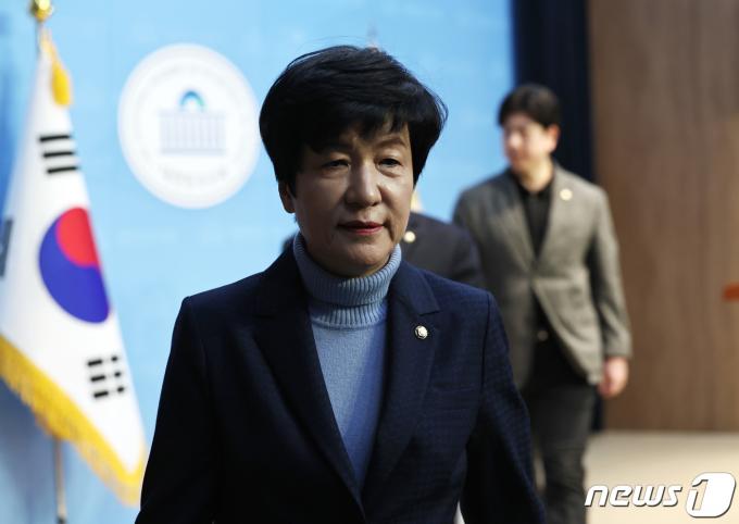 김영주 국회부의장이 19일 오후 서울 여의도 국회 소통관에서 더불어민주당 탈당 기자회견을 마치고 회견장을 나서고 있다. 2024.2.19/뉴스1 ⓒ News1 구윤성 기자
