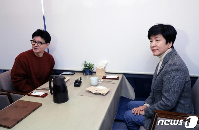 한동훈 국민의힘 비상대책위원장(왼쪽)이 1일 오후 서울 종로구의 한식당에서 더불어민주당을 탈당한 김영주 국회 부의장과 회동하고 있다. (공동취재) 2024.3.1/뉴스1 ⓒ News1 신웅수 기자