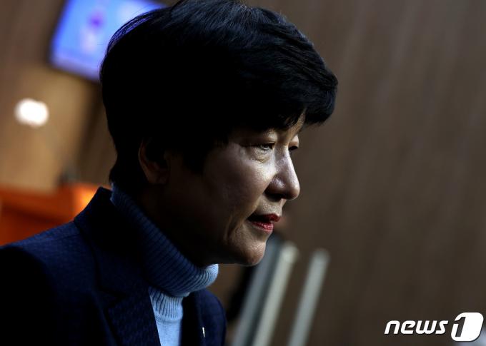 김영주 국회부의장이 19일 오후 서울 여의도 국회 소통관에서 더불어민주당 탈당 기자회견을 마치고 취재진의 질문에 답하고 있다. 2024.2.19/뉴스1 ⓒ News1 구윤성 기자
