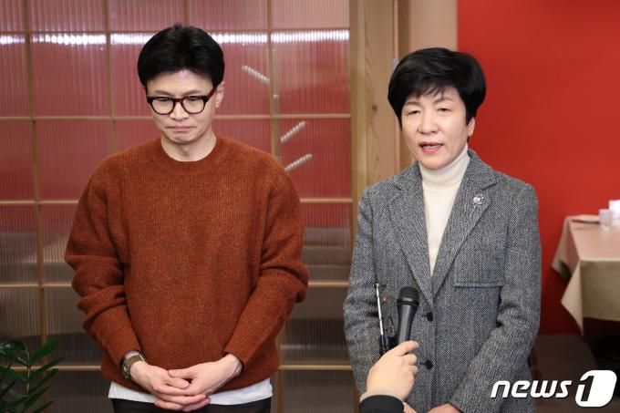 [사진] 취재진 질의 답변하는 한동훈·김영주