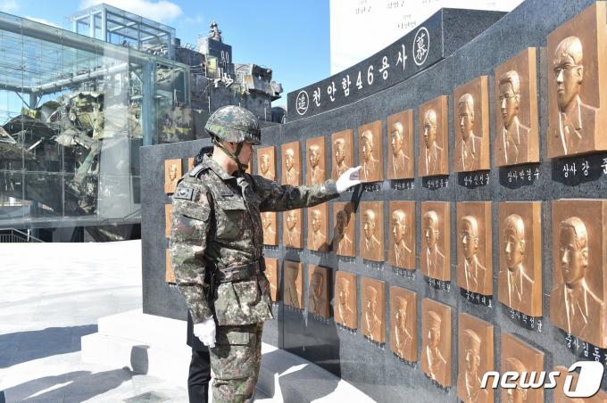 [사진] 천안함 추모비 둘러보는 김명수 합참의장