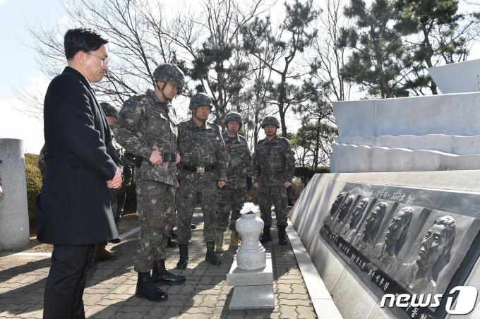[사진] 제2연평해전 추모비 찾은 김명수 합참의장