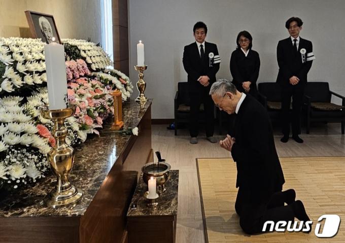 [사진] 오현경 배우 빈소 조문하는 유인촌 장관