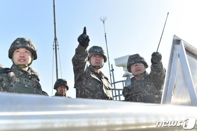 [사진] 해안경계태세 점건하는 김명수 합참의장