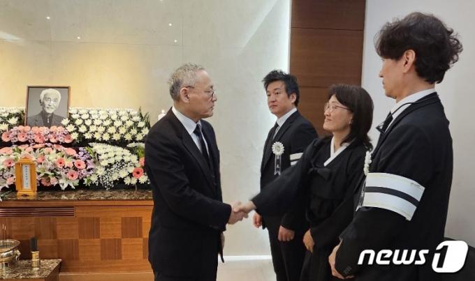 [사진] 유인촌 장관, 고 오현경 배우 빈소 조문
