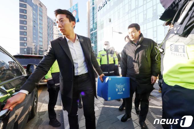 1일 오후 서울 용산구 대한의사협회 회관에서 압수수색을 마친 경찰이 압수품을 차량으로 옮기고 있다. 서울경찰청 공공범죄수사대는 이날 오전부터 김택우 대한의사협회 의대정원증원저지비상대책위원장(강원도의사회장) 등에 대한 압수수색을 실시했다. 2024.3.1/뉴스1 ⓒ News1 민경석 기자
