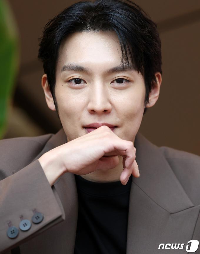 [사진] 이기택, 눈빛에 취해